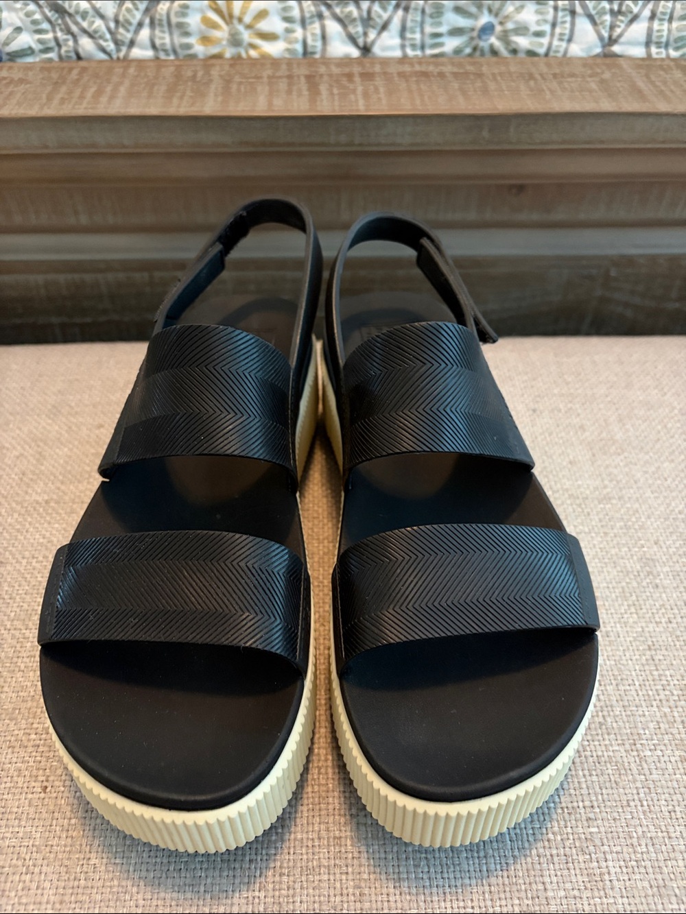 Reef Water Vista Higher sandals, black w/ ivory, size 8.